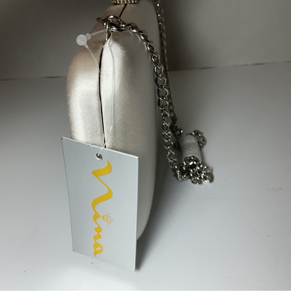 Nina KIMBERLY

SILVER SATIN MINAUDIERE WITH CRYSTAL CLASP